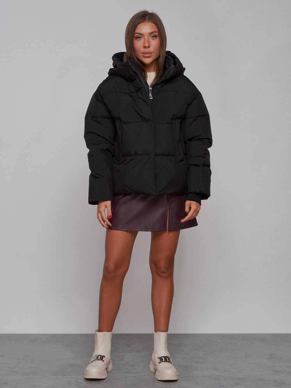 Купить оптом Зимняя женская куртка модная с капюшоном черного цвета 52309Ch в Казани