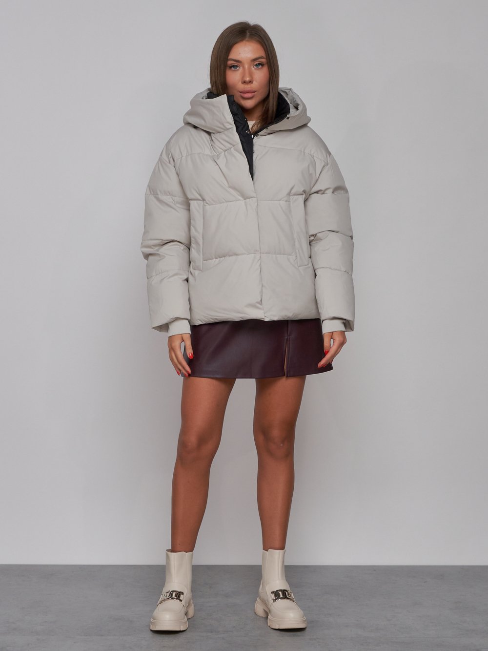 Купить оптом Зимняя женская куртка модная с капюшоном светло-серого цвета 52309SS в Казани