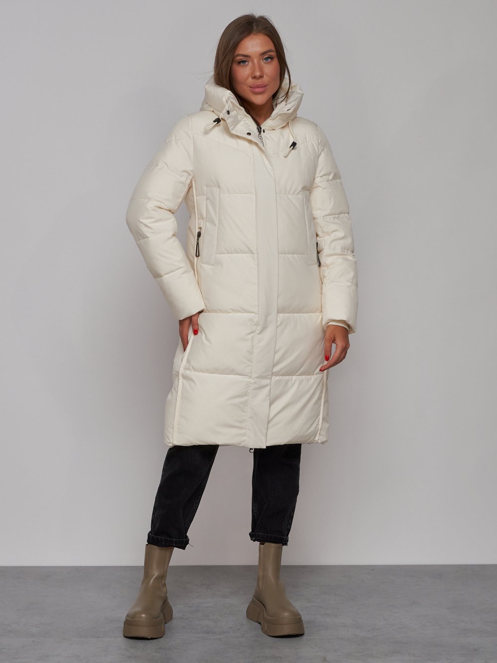Купить оптом Пальто утепленное молодежное зимнее женское светло-бежевого цвета 52328SB в Екатеринбурге