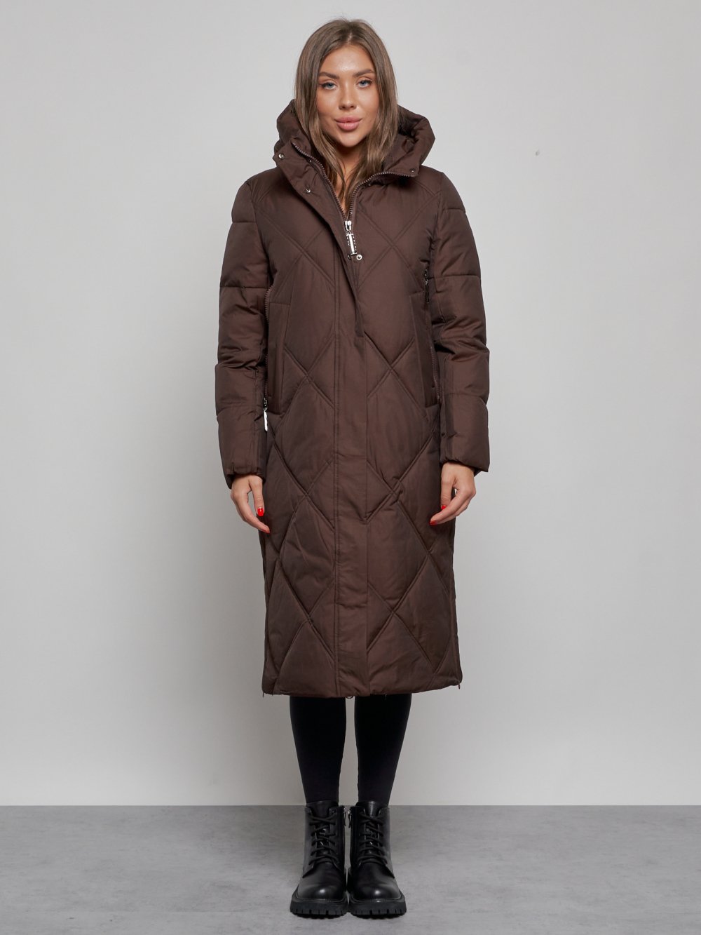 Пальто утепленное молодежное зимнее женское темно-коричневого цвета 52358TK