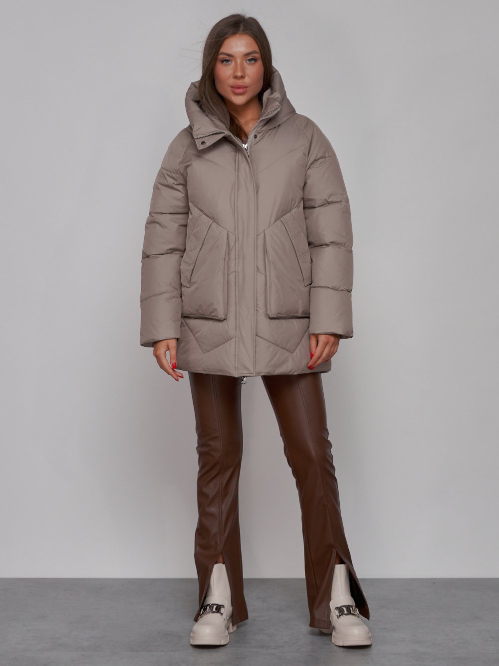 Купить оптом Зимняя женская куртка модная с капюшоном светло-коричневого цвета 52362SK в Казани