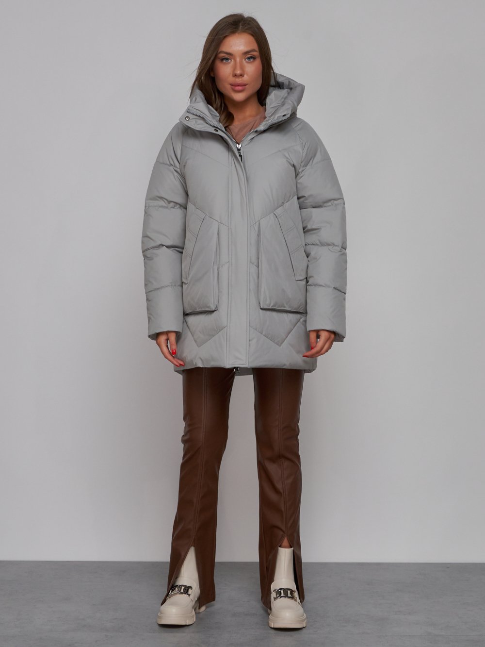 Купить оптом Зимняя женская куртка модная с капюшоном светло-серого цвета 52362SS в Екатеринбурге