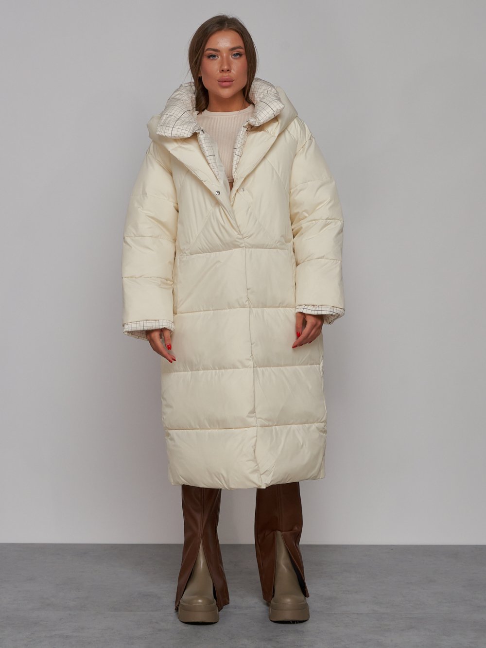 Купить оптом Пальто утепленное молодежное зимнее женское светло-бежевого цвета 52393SB