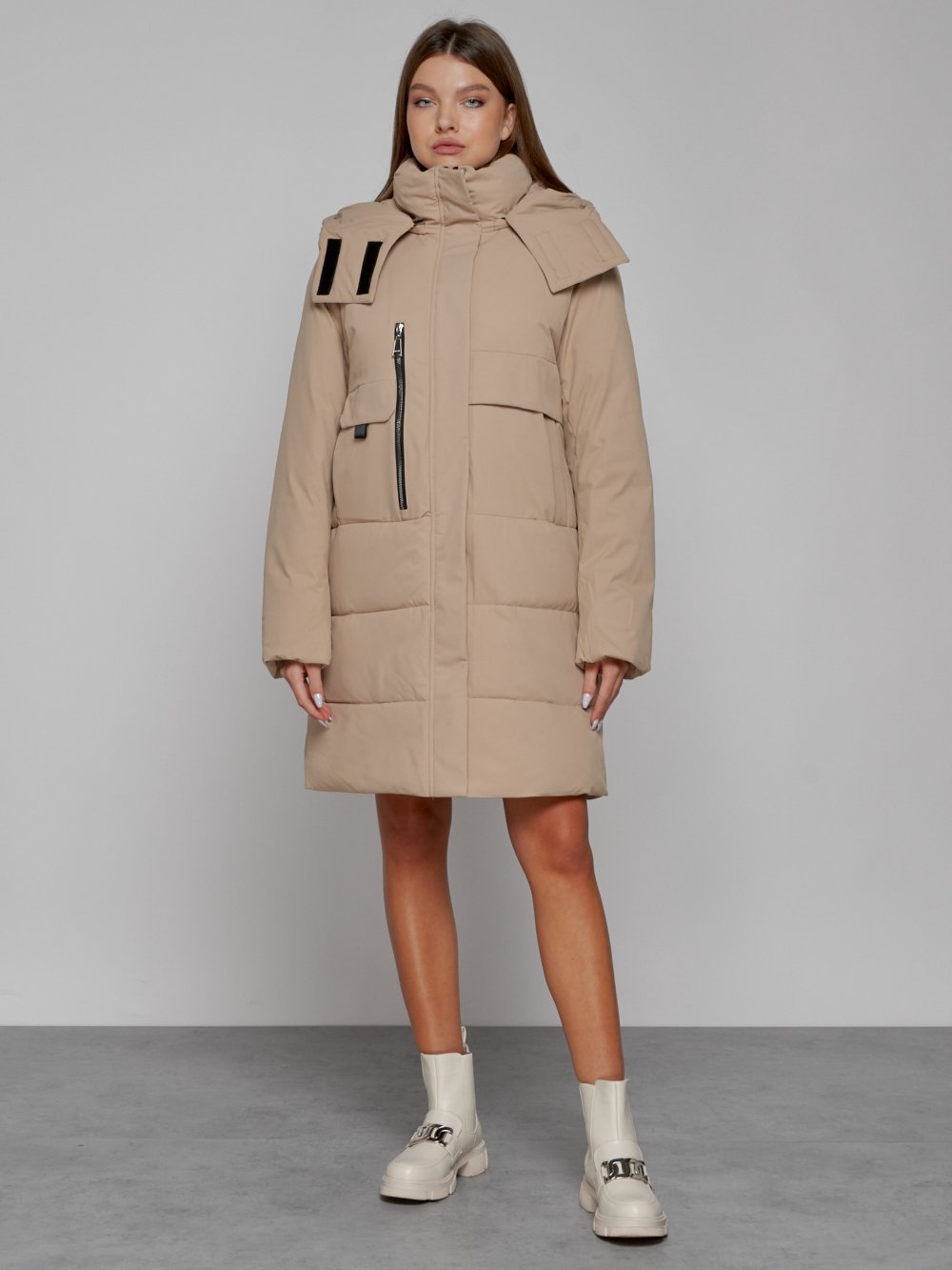 Купить оптом Пальто утепленное с капюшоном зимнее женское светло-коричневого цвета 52426SK в Екатеринбурге