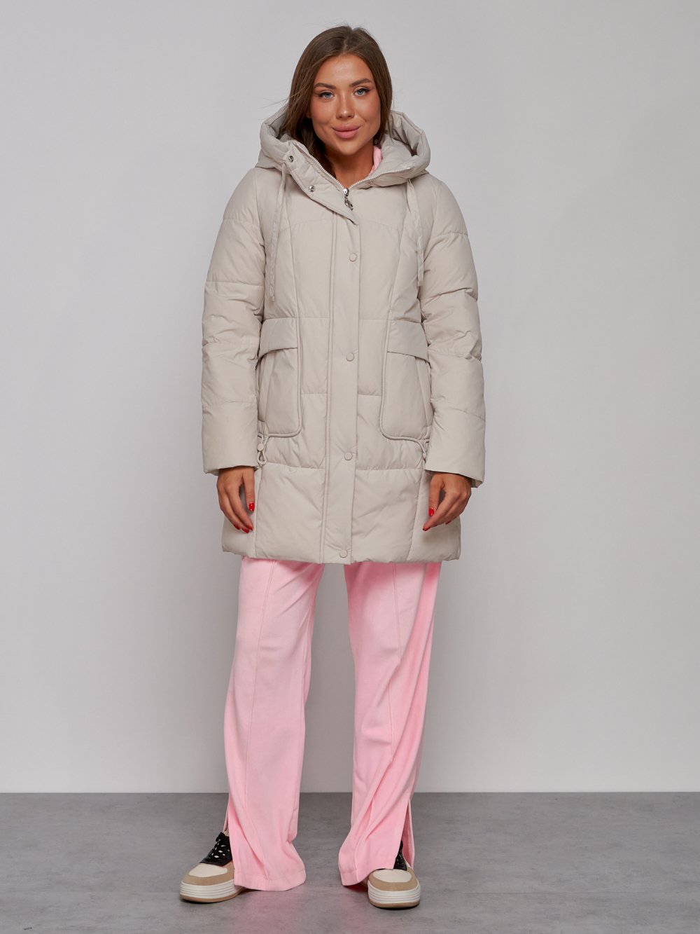 Купить оптом Зимняя женская куртка молодежная с капюшоном бежевого цвета 586821B в Екатеринбурге