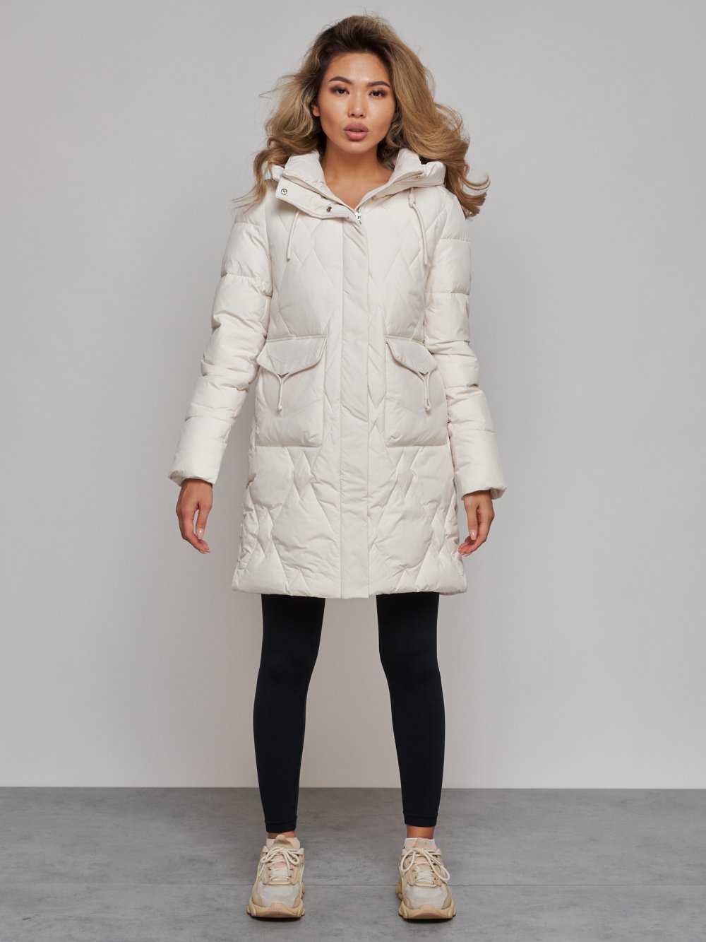 Купить оптом Зимняя женская куртка молодежная с капюшоном бежевого цвета 586832B в Екатеринбурге