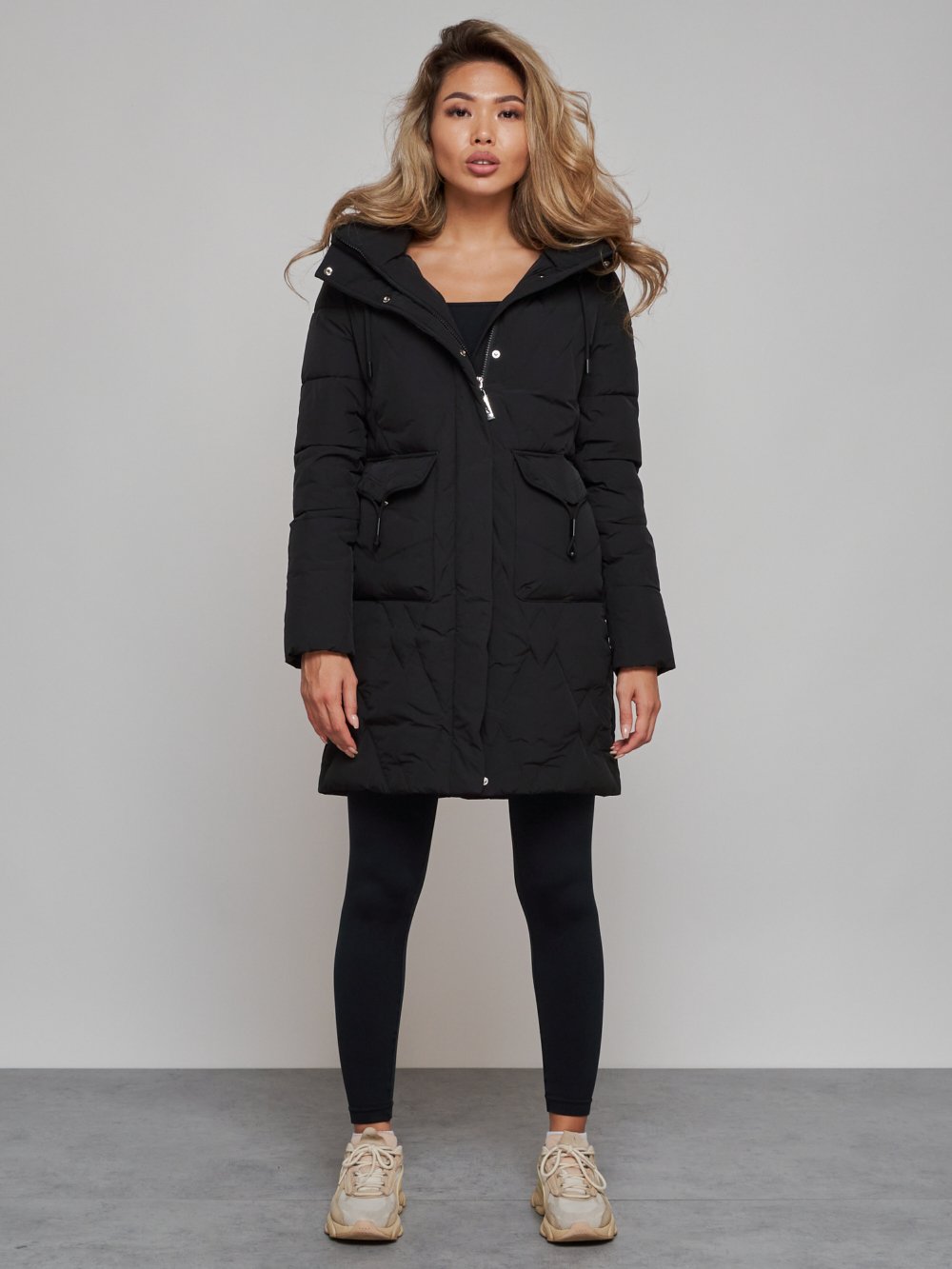 Купить оптом Зимняя женская куртка молодежная с капюшоном черного цвета 586832Ch в Екатеринбурге