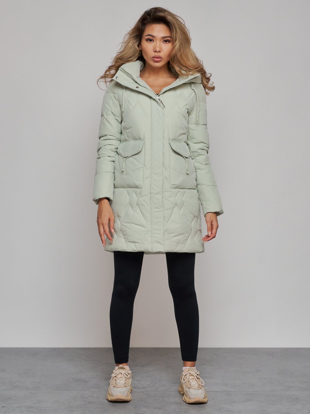 Купить оптом Зимняя женская куртка молодежная с капюшоном светло-зеленого цвета 586832ZS в Екатеринбурге