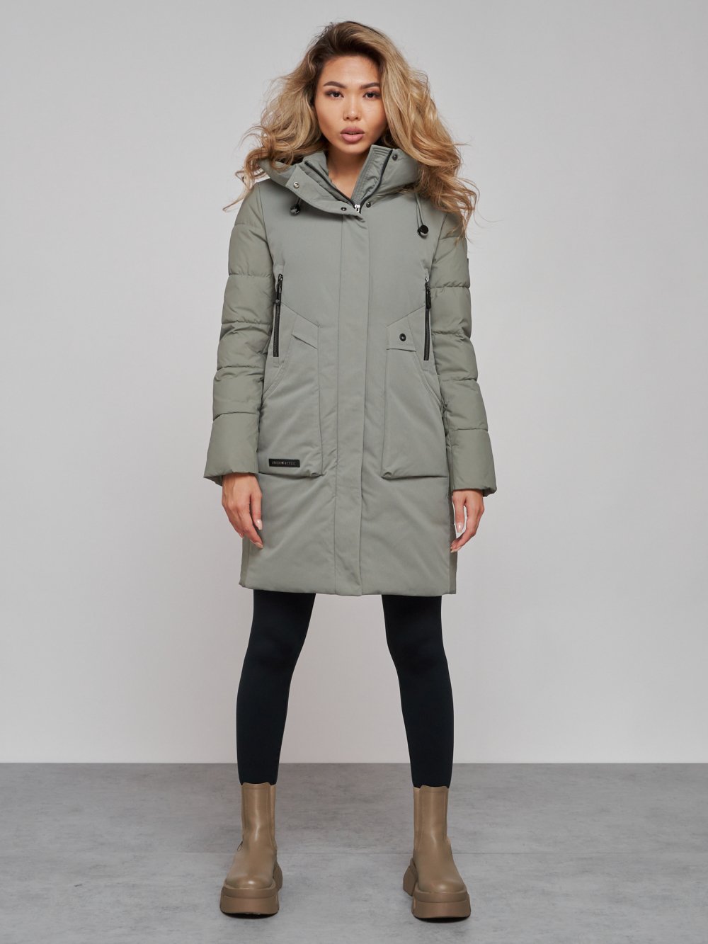 Купить оптом Зимняя женская куртка молодежная с капюшоном цвета хаки 589006Kh в Екатеринбурге
