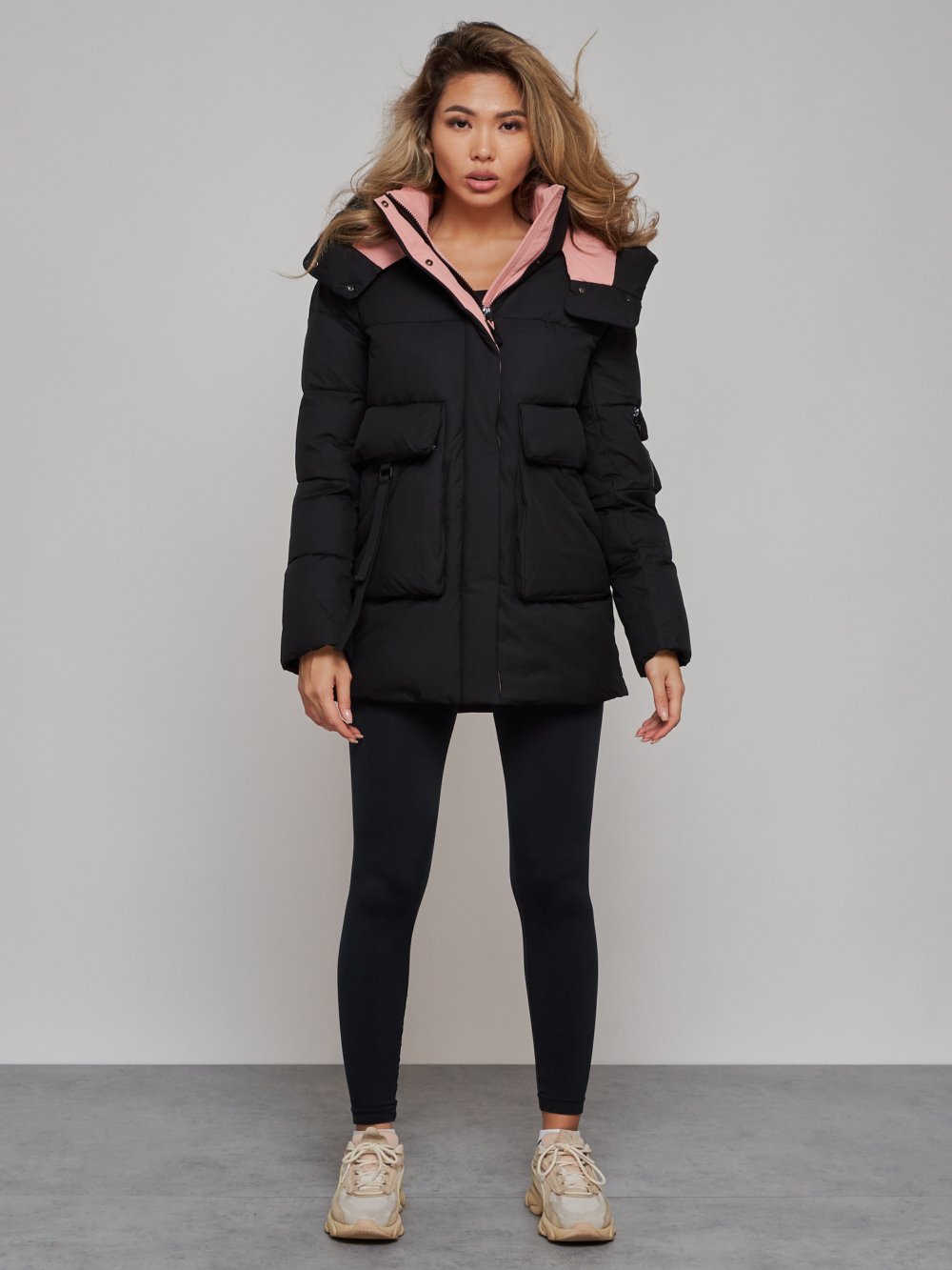 Купить оптом Зимняя женская куртка модная с капюшоном черного цвета 589827Ch в Екатеринбурге