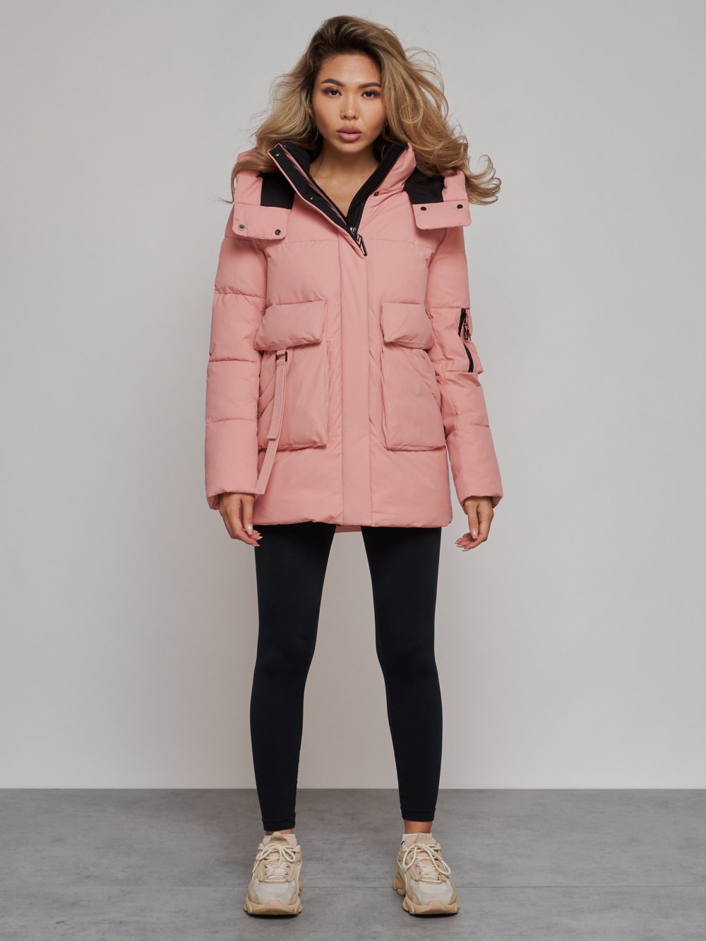 Купить оптом Зимняя женская куртка модная с капюшоном розового цвета 589827R в Екатеринбурге