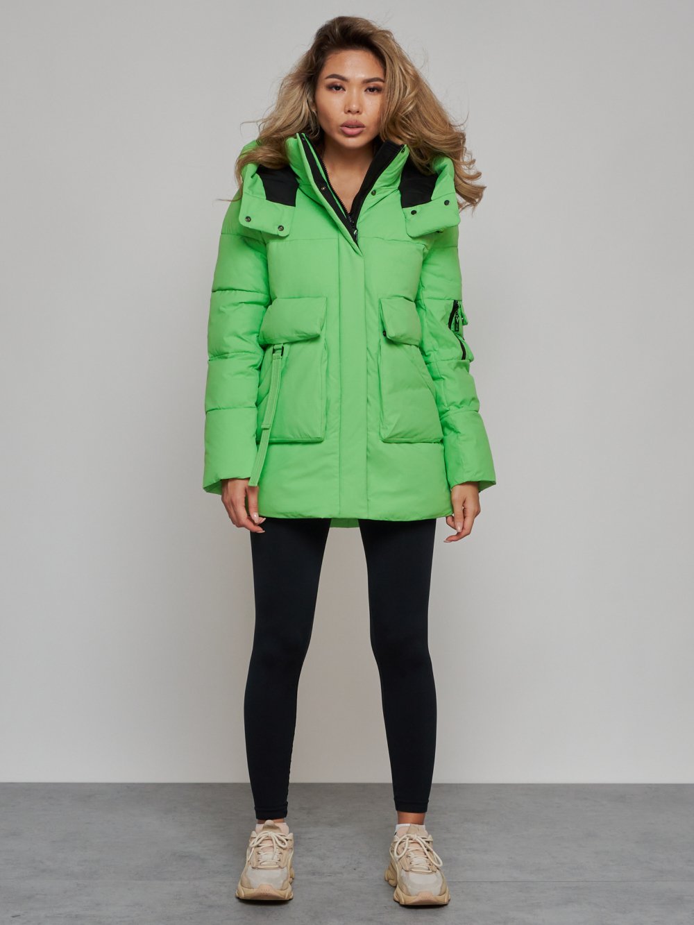 Купить оптом Зимняя женская куртка модная с капюшоном зеленого цвета 589827Z в Екатеринбурге