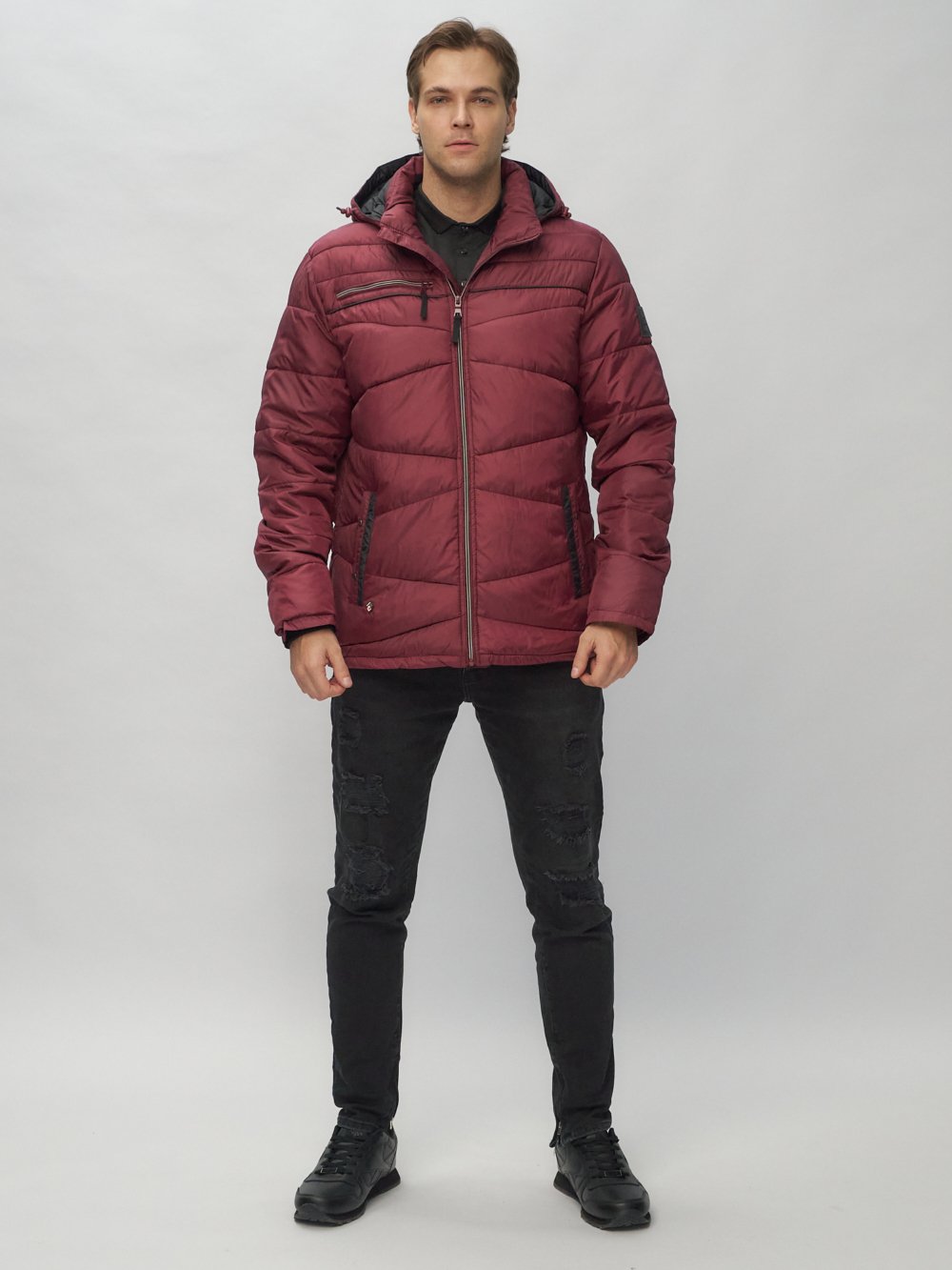 Купить оптом Куртка спортивная мужская с капюшоном бордового цвета 62188Bo в Екатеринбурге