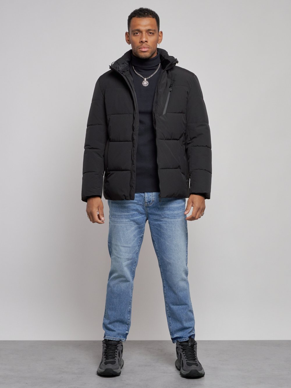 Купить оптом Куртка зимняя молодежная мужская с капюшоном черного цвета 8320Ch в Казани