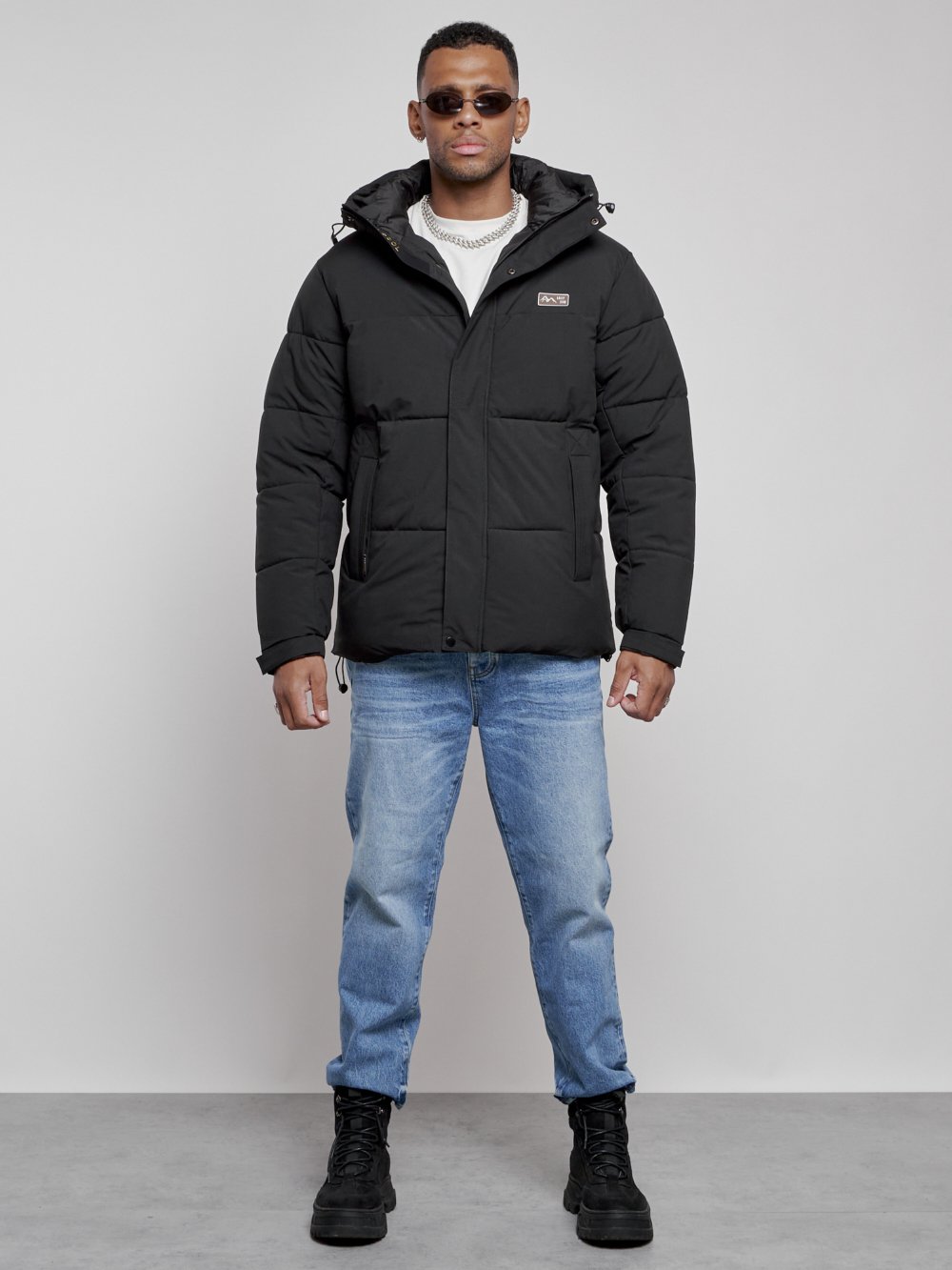 Купить оптом Куртка молодежная мужская зимняя с капюшоном черного цвета 8356Ch в Екатеринбурге