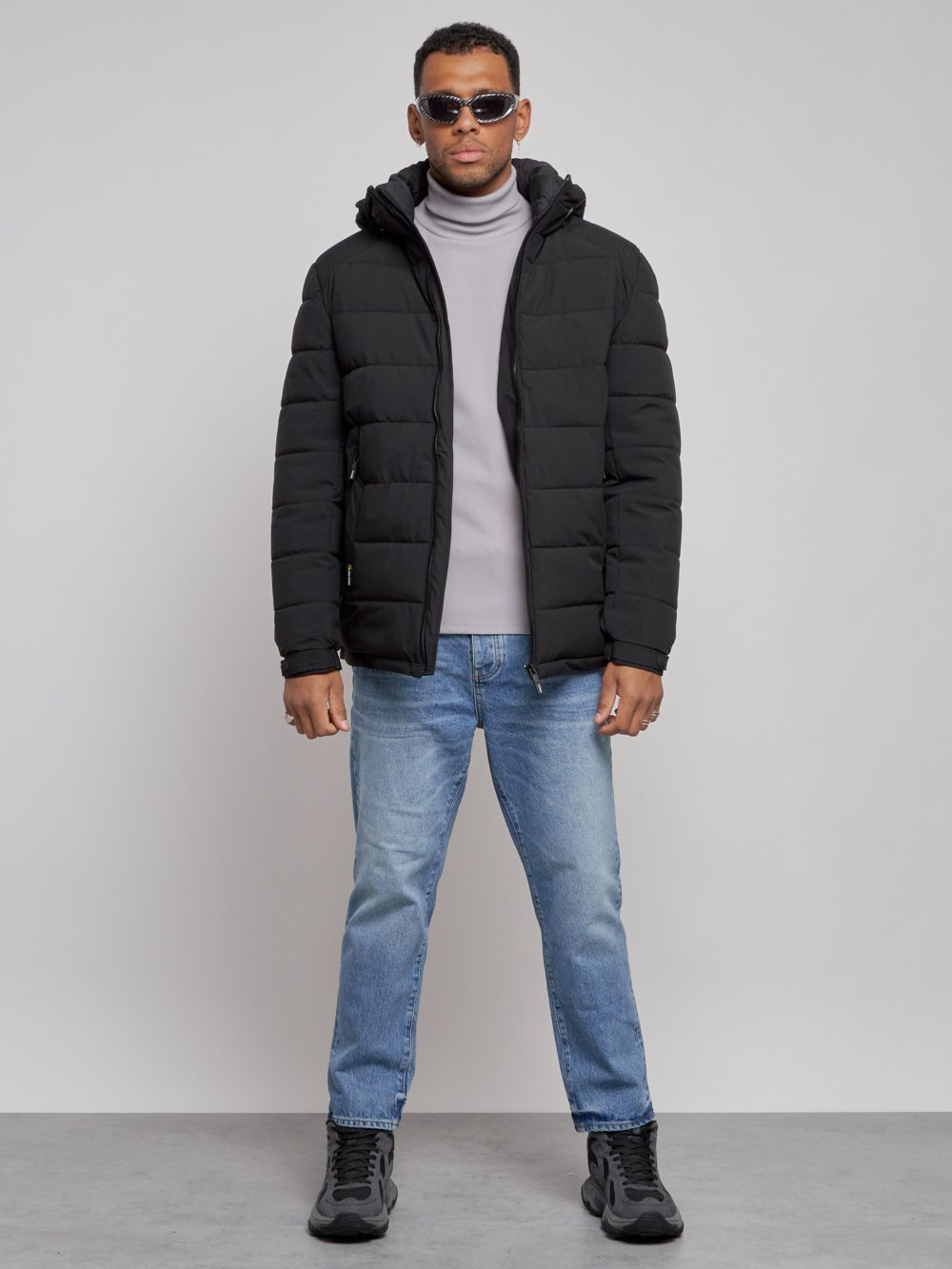 Купить оптом Куртка спортивная мужская зимняя с капюшоном черного цвета 8357Ch