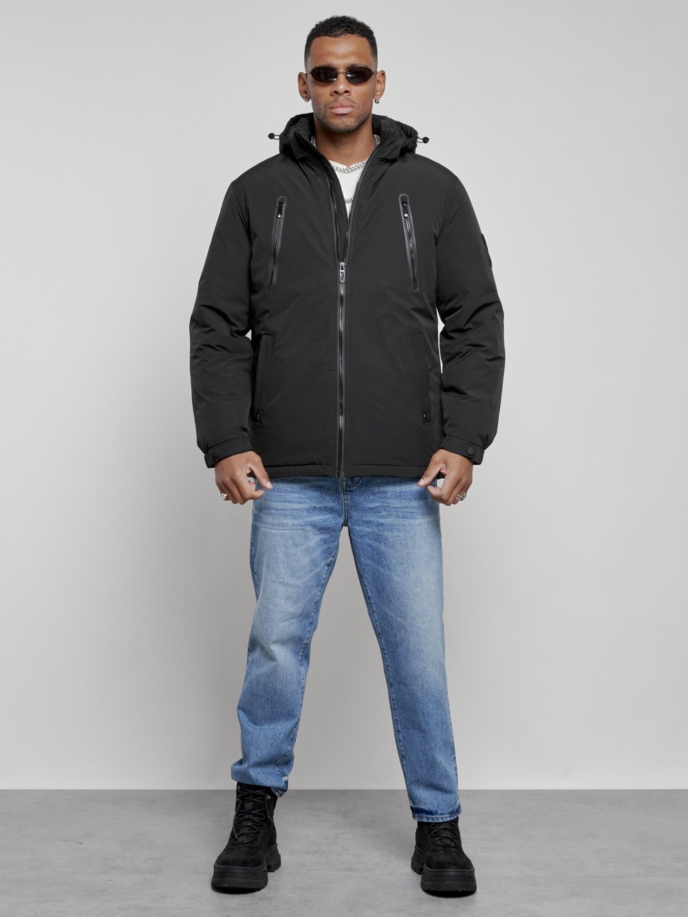 Купить оптом Куртка спортивная мужская зимняя с капюшоном черного цвета 8360Ch