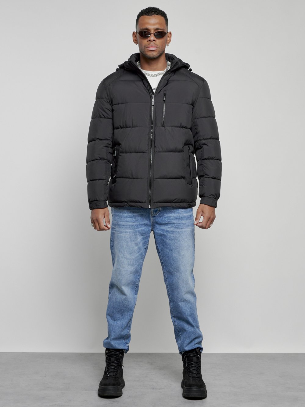 Купить оптом Куртка спортивная мужская зимняя с капюшоном черного цвета 8362Ch в Казани