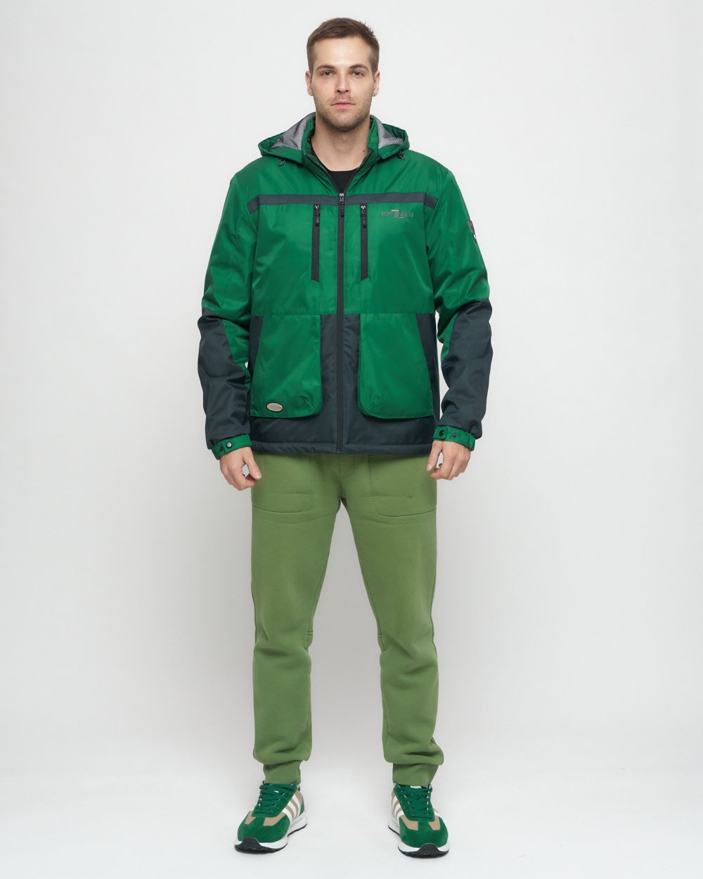 Купить оптом Куртка спортивная мужская с капюшоном зеленого цвета 8815Z