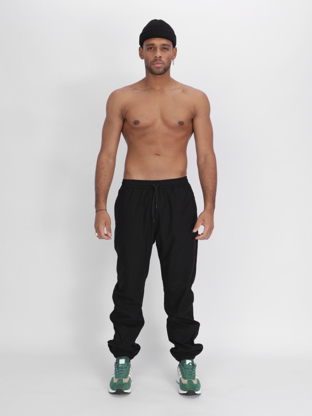 Купить оптом Утепленные спортивные брюки мужские черного цвета 882198Ch