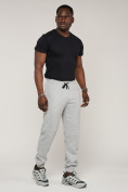 Оптом Брюки джоггеры спортивные с карманами мужские светло-серого цвета 062SS в Перми, фото 2