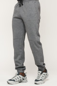 Оптом Брюки джоггеры спортивные с карманами мужские серого цвета 062Sr, фото 14