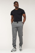 Оптом Брюки джоггеры спортивные с карманами мужские серого цвета 062Sr, фото 5