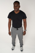 Оптом Брюки джоггеры спортивные с карманами мужские серого цвета 062Sr в Перми, фото 6