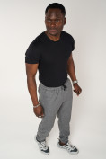 Оптом Брюки джоггеры спортивные с карманами мужские серого цвета 062Sr, фото 7