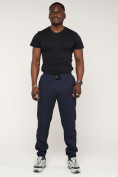 Оптом Брюки джоггеры спортивные с карманами мужские темно-синего цвета 062TS