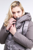 Оптом Куртка зимняя женская классическая коричневого цвета 100-916_48K, фото 7