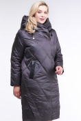 Оптом Куртка зимняя женская стеганная темно-серого цвета 105-917_58TC в  Красноярске, фото 3
