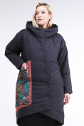 Оптом Куртка зимняя женская классическая БАТАЛ темно-серого цвета 112-901_18TC в Санкт-Петербурге, фото 2