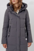 Оптом Пальто утепленное женское зимние темно-серого цвета 113135TC в Екатеринбурге, фото 7