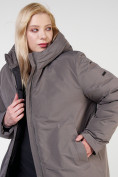 Оптом Куртка зимняя удлиненная женская коричневого цвета 114-935_48K в Казани, фото 9
