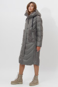 Оптом Пальто утепленное женское зимние серого цвета 11608Sr в Екатеринбурге, фото 2