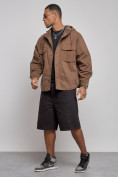 Оптом Джинсовая куртка мужская с капюшоном коричневого цвета 126040K в Ижевск, фото 2