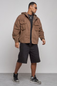 Оптом Джинсовая куртка мужская с капюшоном коричневого цвета 126040K в Ижевск, фото 3