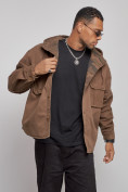 Оптом Джинсовая куртка мужская с капюшоном коричневого цвета 126040K в Тольятти, фото 7