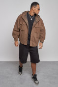 Оптом Джинсовая куртка мужская с капюшоном коричневого цвета 126040K в Кемерово, фото 9