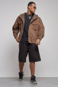 Оптом Джинсовая куртка мужская с капюшоном коричневого цвета 126040K в Воронеже, фото 11