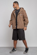 Оптом Джинсовая куртка мужская с капюшоном коричневого цвета 12768K в Волгоградке, фото 2