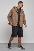 Оптом Джинсовая куртка мужская с капюшоном коричневого цвета 12768K в Омске, фото 3