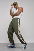 Оптом Широкие спортивные штаны трикотажные мужские цвета хаки 12903Kh в Перми, фото 4