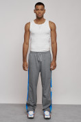 Оптом Широкие спортивные штаны трикотажные мужские серого цвета 12903Sr в Оренбурге