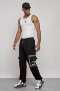 Оптом Широкие спортивные брюки трикотажные мужские черного цвета 12908Ch в Перми, фото 2