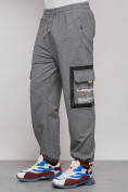 Оптом Широкие спортивные брюки трикотажные мужские серого цвета 12908Sr в Казани, фото 10