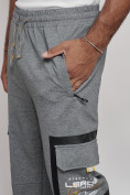 Оптом Широкие спортивные брюки трикотажные мужские серого цвета 12908Sr в Самаре, фото 15