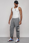 Оптом Широкие спортивные брюки трикотажные мужские серого цвета 12908Sr в Екатеринбурге, фото 2