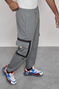 Оптом Широкие спортивные брюки трикотажные мужские серого цвета 12908Sr в Сочи, фото 21